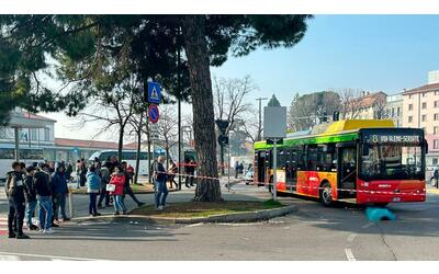Incidente davanti alla stazione di Bergamo: 19enne muore investito da un autobus