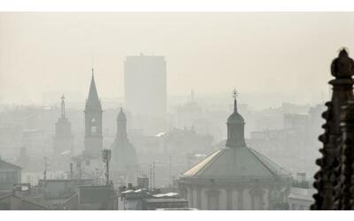Inquinamento, l'Ue: limiti più rigidi, azzerarlo entro il 2050. Milano e le...