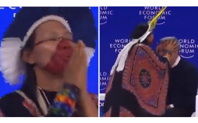 intona canti sacri e soffia sulla testa dei leader il rito della trib amazzonica yawanaw sul palco del world economic forum di davos