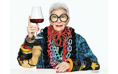 Iris Apfel è morta a 102 anni. Era un’icona della moda mondiale e...