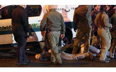 Israele - Hamas in guerra, le notizie di oggi | A Tel Aviv la polizia...