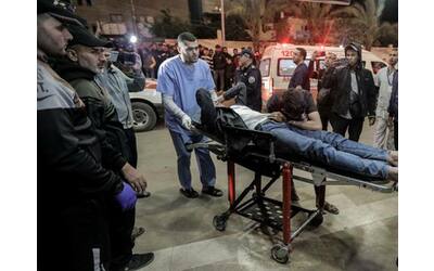 israele hamas in guerra le notizie di oggi hamas vicini ad accordo per tregua con israele gaza raid su campo profughi 17 morti oms stiamo facilitando l evacuazione di tre ospedali