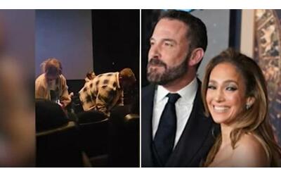Jennifer Lopez e Ben Affleck raccolgono le cartacce al cinema: perché il video è diventato virale