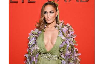 Jennifer Lopez, star a Parigi: per lei scollatura e mantello ricoperto di piume