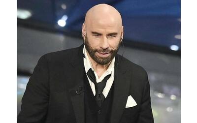 John Travolta a Sanremo: Fiorello e Amadeus lo «costringono» a fare il Ballo del Qua Qua