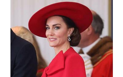 kate middleton principessa in rosso mantella con fiocco e cappello da diva