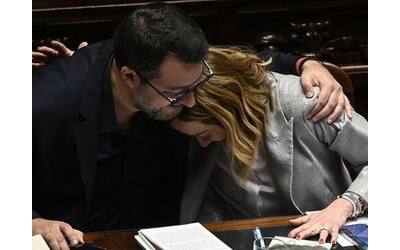 L’abbraccio in aula Meloni -Salvini,  la premier: «Ucraina? Contano le...