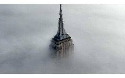 l empire state building inghiottito dalla fitta nebbia il video da new york