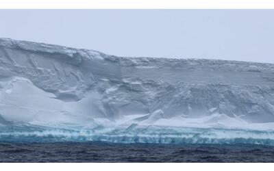 l iceberg pi grande del mondo si sta muovendo verso il mare aperto