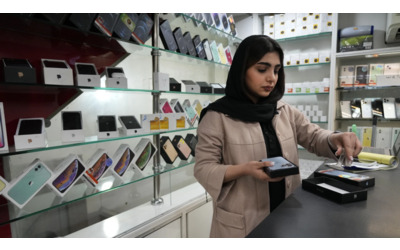 L'iPhone, «bene di lusso» che in Iran tutti vogliono ma è bandito Così è...