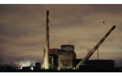 La centrale a carbone viene demolita: le immagini spettacolari