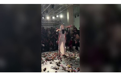 La discussa sfilata alla Milano fashion week: bibite e torte in faccia alle modelle in passerella