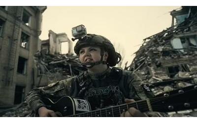 «La guerra non è finita»: i soldati ucraini al fronte cantano i brani di...