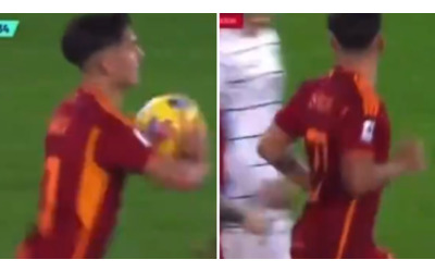 La piccola vendetta di Dybala: segna il rigore e scaglia la palla contro...