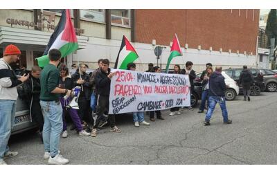 la protesta sit in pro palestina davanti alla sede de la7 slogan contro parenzo e lui aperto al confronto
