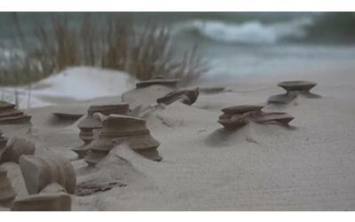 la sabbia ghiacciata sul lago michigan forma delle torri
