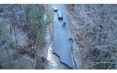 La strada spazzata via dal ruscello esondato: gli effetti delle piogge torrenziali in Maine