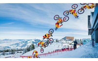 La Streif di Kitzbühel: atleta sfreccia in mountain bike sulla pista da sci più difficile del mondo