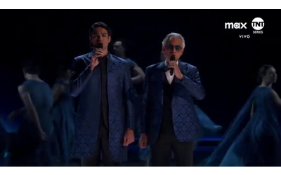 La toccante esibizione di Andrea e Matteo Bocelli agli Oscar: cantano «Con...
