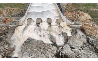 Le autorità aprono il rubinetto della diga: il video è quasi ipnotico
