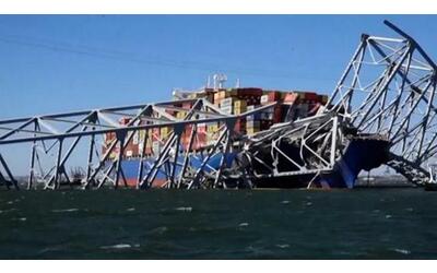 Le riprese ravvicinate del ponte crollato a Baltimora: il Francis Scott Key Bridge è un ammasso di rottami