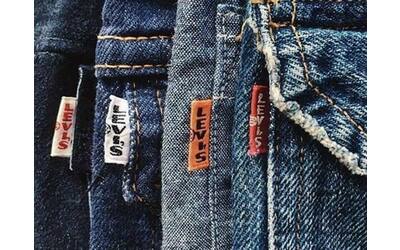 levi strauss fa causa a cucinelli per l etichetta dei jeans quasi identica alla sua