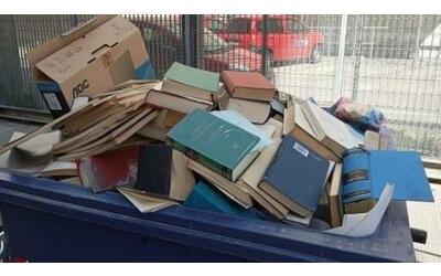 Libri nel cassonetto dei rifiuti vicino alla biblioteca nazionale. Lo sdegno sui social: «Un colpo al cuore»