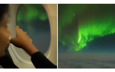 Lo spettacolo dell'aurora boreale visto dai finestrini dell'aereo