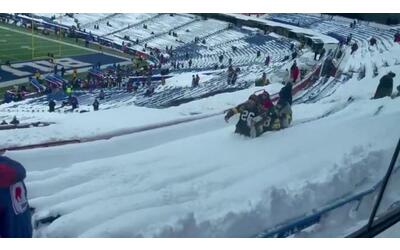 lo stadio sommerso dalla neve i buffalo bill chiamano gli spettatori per ripulire le tribune
