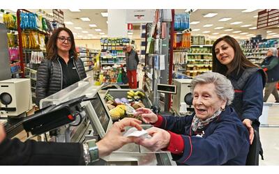 lucina 90 anni realizza il desiderio di natale di nuovo cassiera per un giorno al supermercato