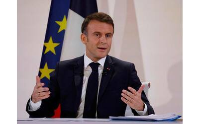 Macron contro il calo delle nascite: «Sei mesi di congedo parentale per entrambi i genitori»