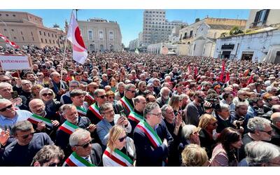 mafia e politica a bari in migliaia scendono in piazza con la fascia tricolore per difendere decaro