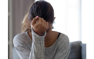 Mal di testa, perché le donne soffrono di più? Il ruolo degli estrogeni (e non solo)