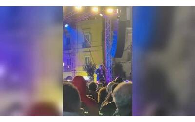 Malore al concerto di Arisa, la cantante va nel panico e urla: il video diventa virale