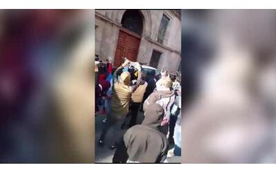 messico manifestanti abbattono la porta del palazzo del presidente