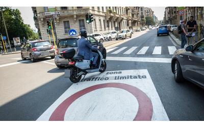 Milano, divieti alle moto più inquinanti in Area B e C: ecco quando scattano i primi stop. La protesta dei centauri