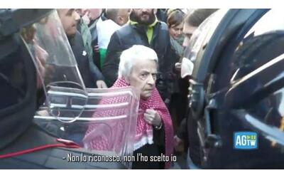 Milano, il carabiniere alla manifestante: «Mattarella non è il mio...