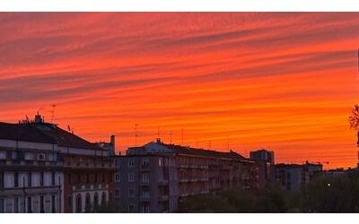 Milano si risveglia sotto un cielo infuocato: giochi di colore nell’alba di primavera