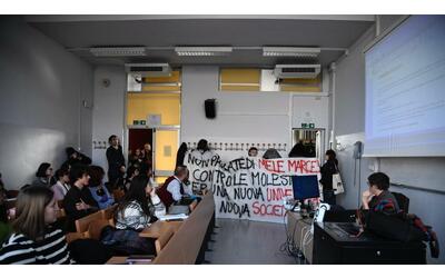 molestie all universit gli studenti protestano sospensione prof non basta