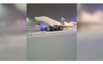 Monaco: il jet congelato con il muso all'insù sulla pista dell’aeroporto