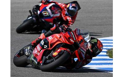 MotoGP di Jerez, le qualifiche in diretta: Marquez vola sul bagnato, Bagnaia a caccia della pole