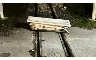 Napoli, una vasca da bagno lasciata sui binari della Circumvesuviana: «Poteva essere un disastro»