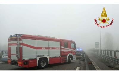 nebbia a piacenza raffica di incidenti in autostrada due morti e nemmeno l elisoccorso pu atterrare