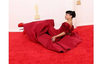 Oscar 2024, Liza Koshy cade sul red carpet. Il video è virale