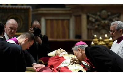 papa francesco contro i cerimoniali sovraccarichi per il rito funebre sar nella bara niente catafalco