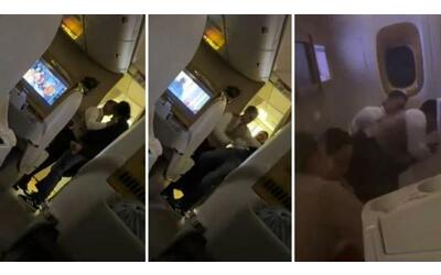 Passeggero ubriaco su un volo da Dubai a Islamabad: tira una testata ad uno steward e viene immobilizzato