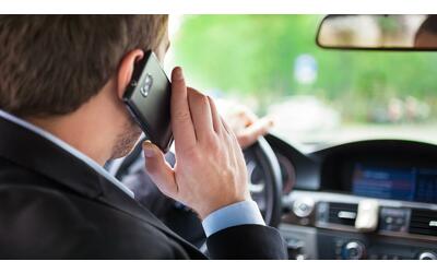 patente sospesa fino a 15 giorni per chi viene fermato alla guida mentre parla al cellulare