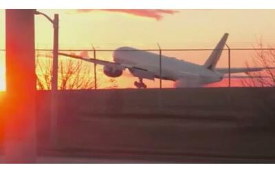 Paura in volo: l'aereo tocca la pista con la coda durante l’atterraggio