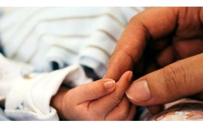 Pavia, la neonata morta in culla e le fratture sospette alle costole: «Era...