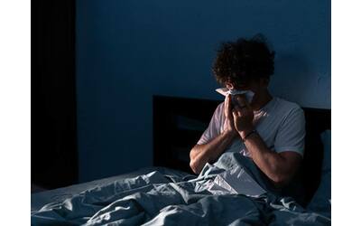 Perché i sintomi del raffreddore peggiorano  di notte? Ecco quali sono i rimedi possibili